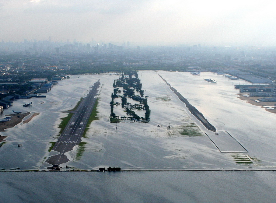 Don Muang Airport underwater 29 Oct 2011 - Photo by Tom Claytor